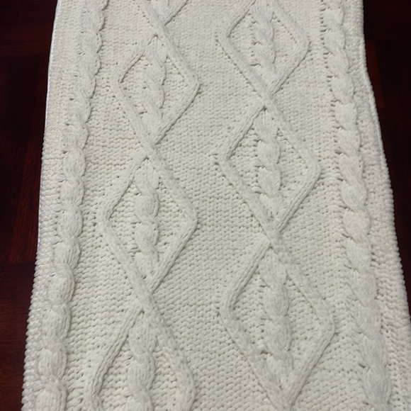 NWT UGG Lita Table Runner 90 x 14 Inches Dining Ivory Fuzzy Decor Piece - Picture 5 of 9